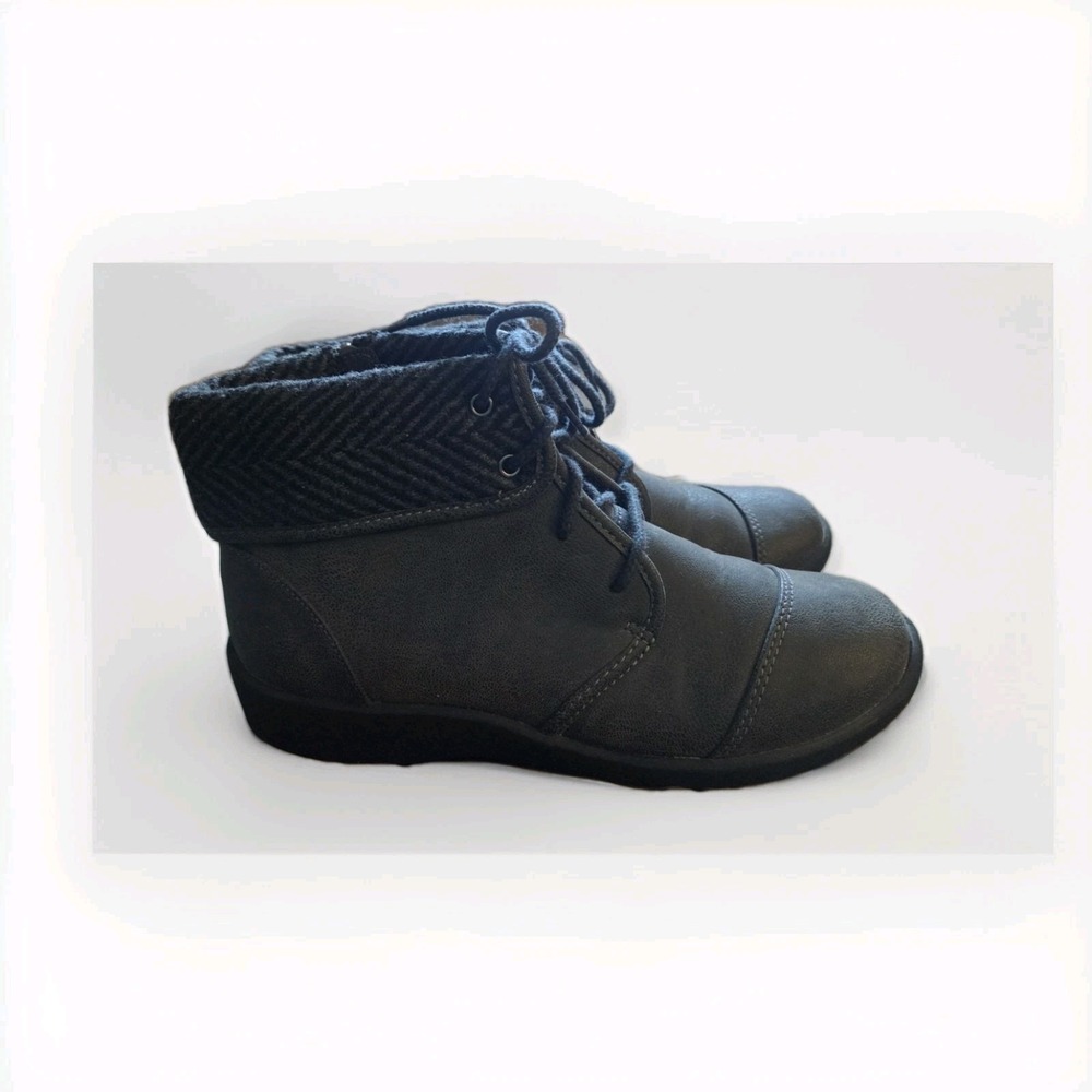 Clarks Women's Gray‎ Lace-Up Ankle Booties Size 5.5 Soft Knit Collar Comfort...